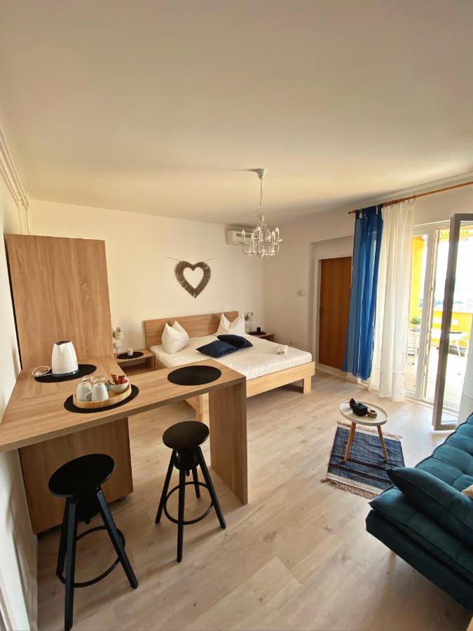 The Manzoni Family 3 Hotel Punat Exterior foto